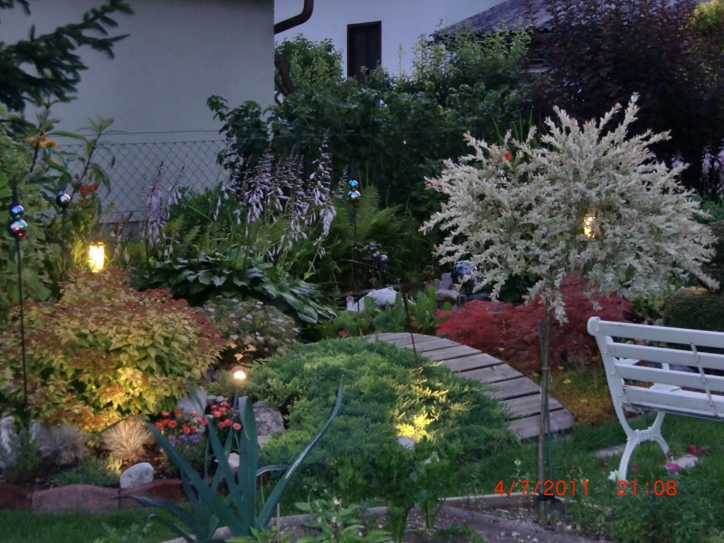 Ruhiger Ziergarten Ruhiger Ziergarten mit Blumen und Gehölzen