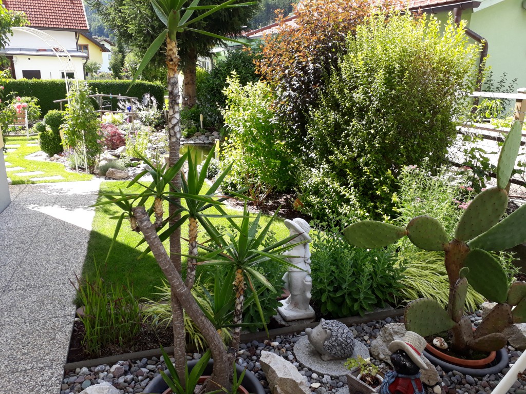 Naturnaher Garten – vielfältig bepflanzter Gartenbereich Naturnaher Garten mit vielfältiger Bepflanzung