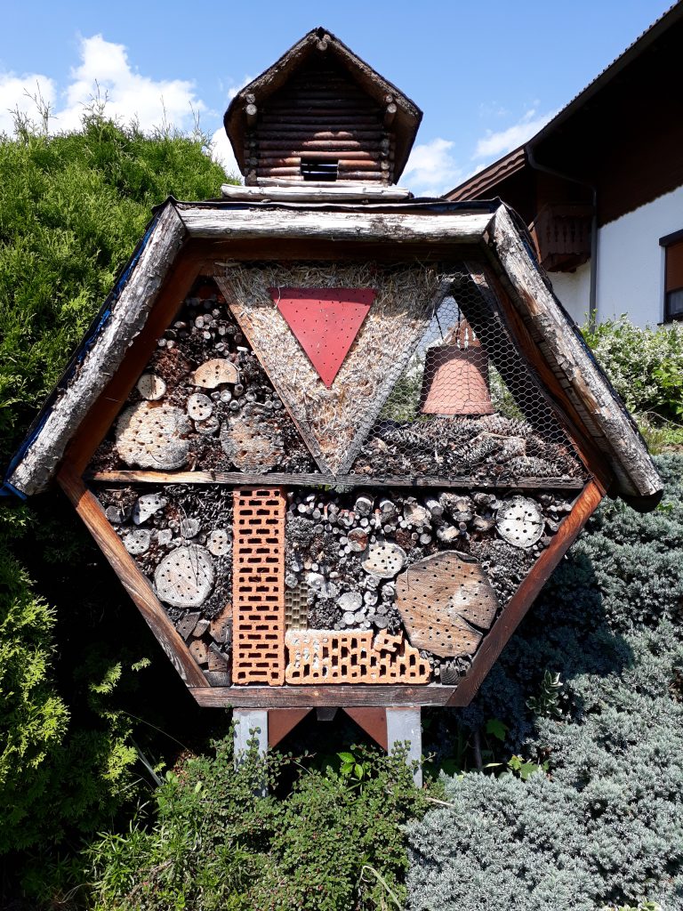 Insektenhotel im Garten Insektenhotel im naturnahen Garten