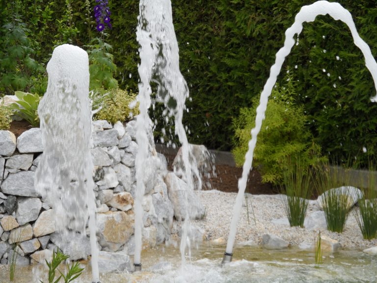 Badeteich mit Wasserfontänen Badeteich mit Wasserfontänen