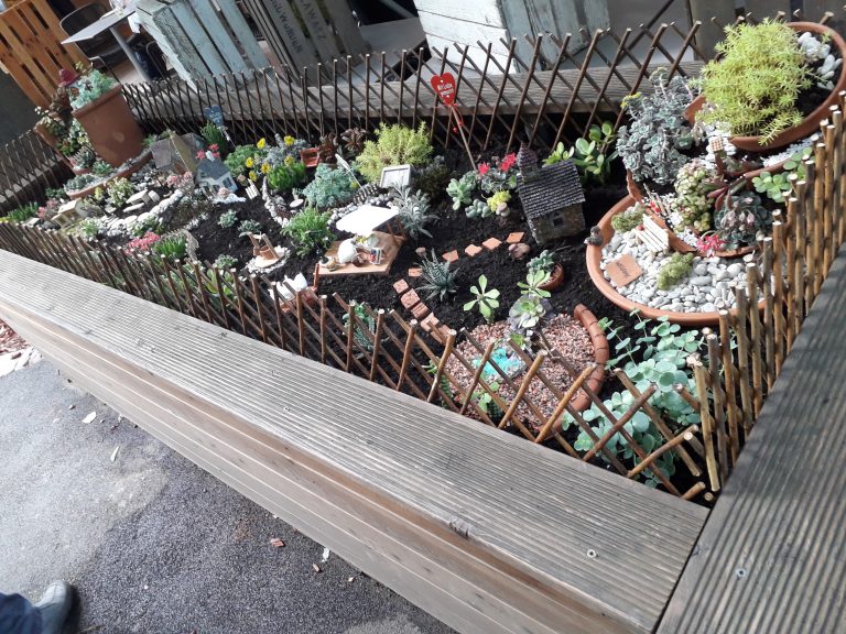 Bepflanztes Hochbeet im Garten Bepflanztes Hochbeet im Garten