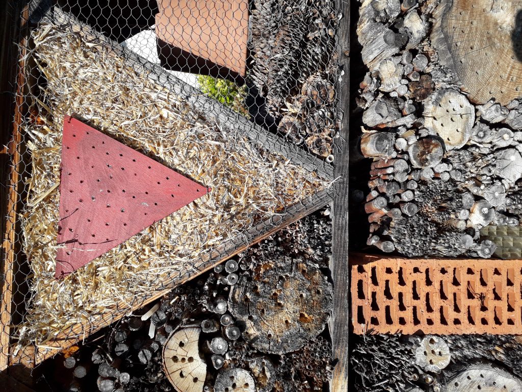 Füllmaterial einer Nisthilfe Verschiedene Füllmaterialien einer Nisthilfe