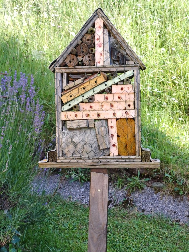 Gartengestaltung für nützliche Insekten mit Insektenhotel