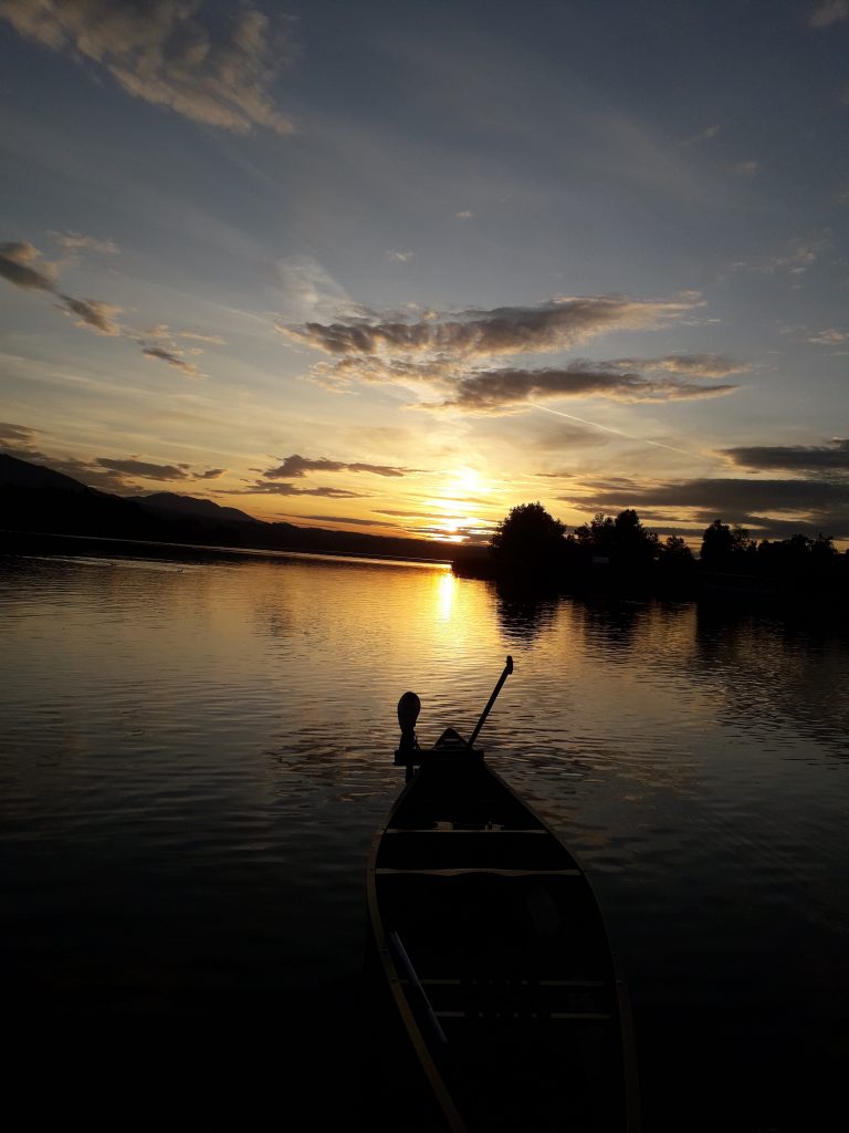 Sommerabend am See Sommerlandschaft zur Zeit traditioneller Lostage