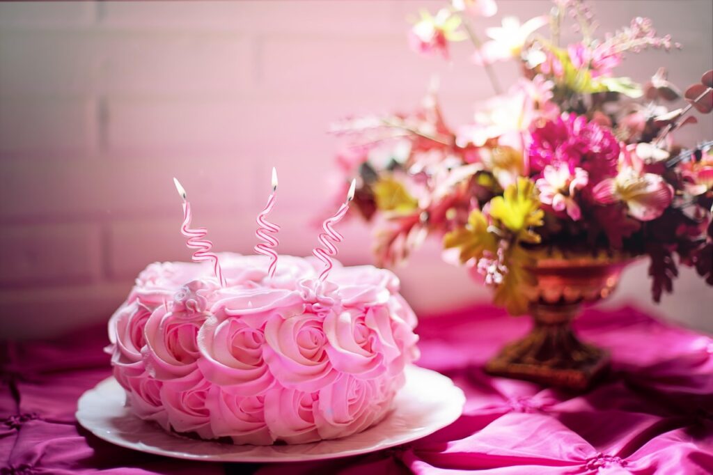 Grußtexte für Blumen zum Geburtstag mit Kuchen und Kerzen