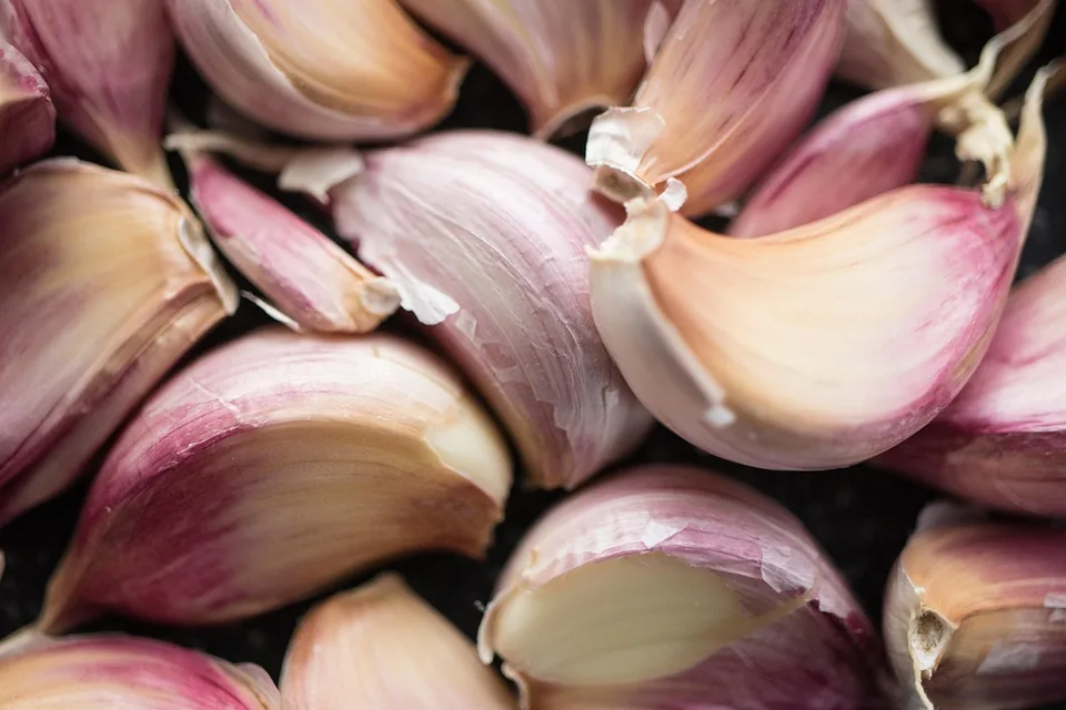 Knoblauchzehen mit rötlicher Schale