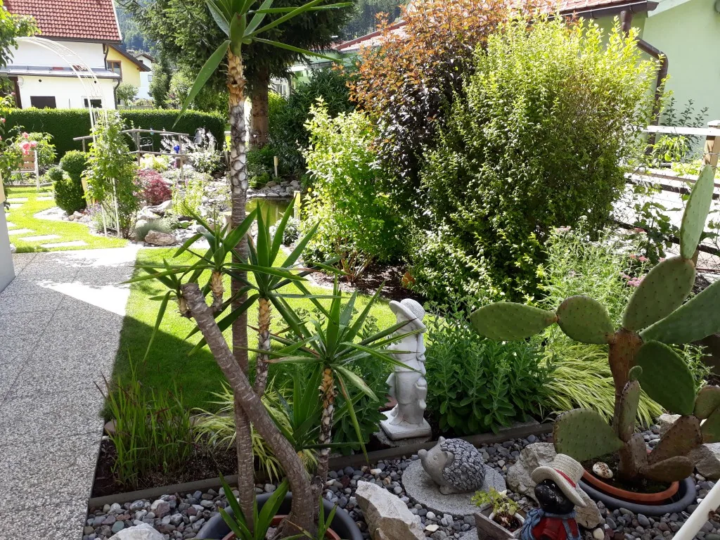 Naturnaher Garten – vielfältig bepflanzter Gartenbereich Naturnaher Garten mit vielfältiger Bepflanzung